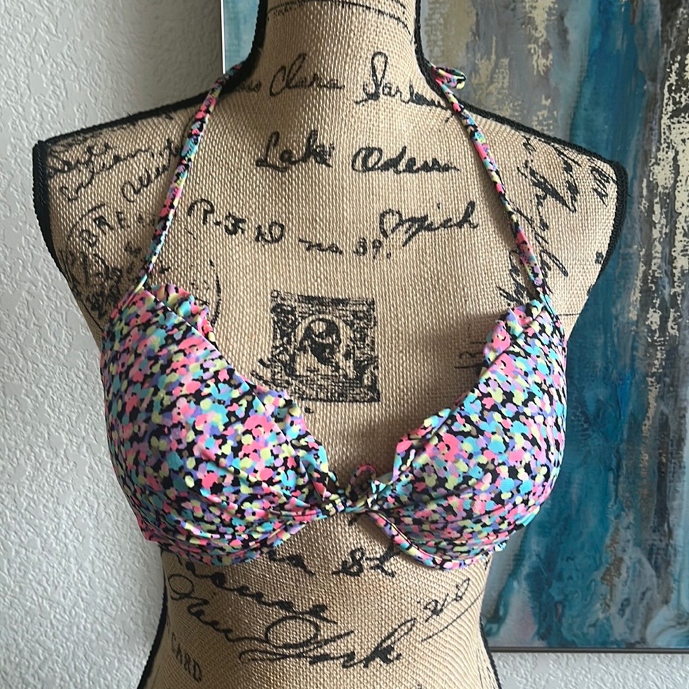 Victoria’s Secrets Bikini Top
34C
Gently used.
Excellent Condition
#89A - Picture 6 of 9